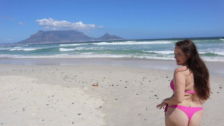 Kinky Lyrical: Déshabillage et ébats sur une plage