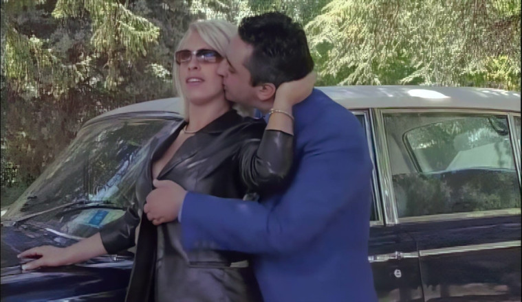 Inthe MILF room: No Aniversário, Ele Lhe Dá Um Roll Royce Ride E...