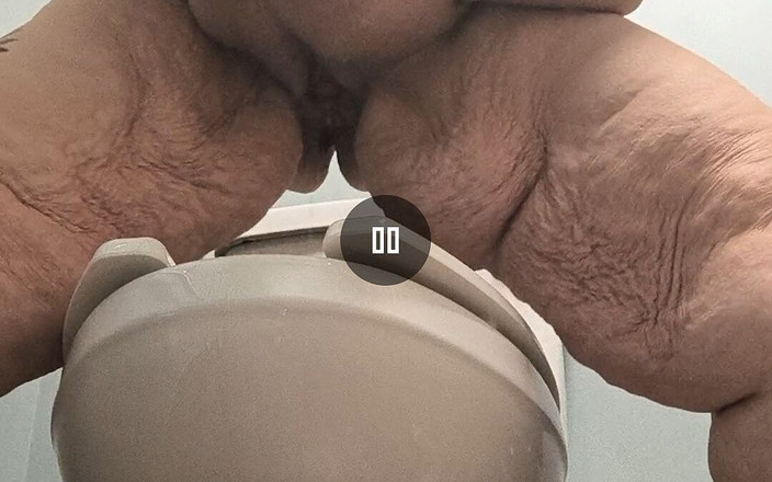 HerculesnVENUS: Las putas tienen mear en el piso del baño, especialmente...