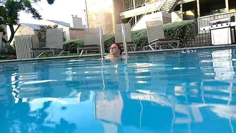 BBW nurse Vicki adventures with friends: 观看胖美女护士vicki在泳池里锻炼，水下摄像头看我