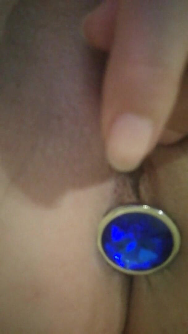 Mia99: Se divertindo com um plug anal e minha amiga rosa
