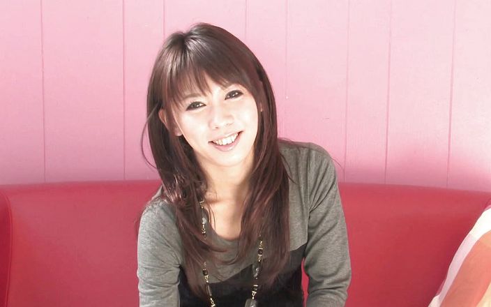 Solo Japanese: Prachtige Japanse slet speelt graag met haar natte poesje