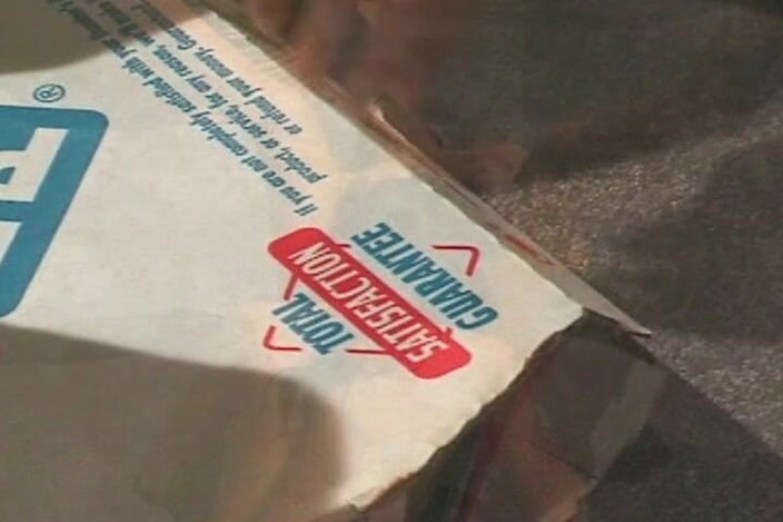 THAGSON RETRO: Sarışın güzel esmer baştan çıkarıcı kadın tarafından yalanıyor