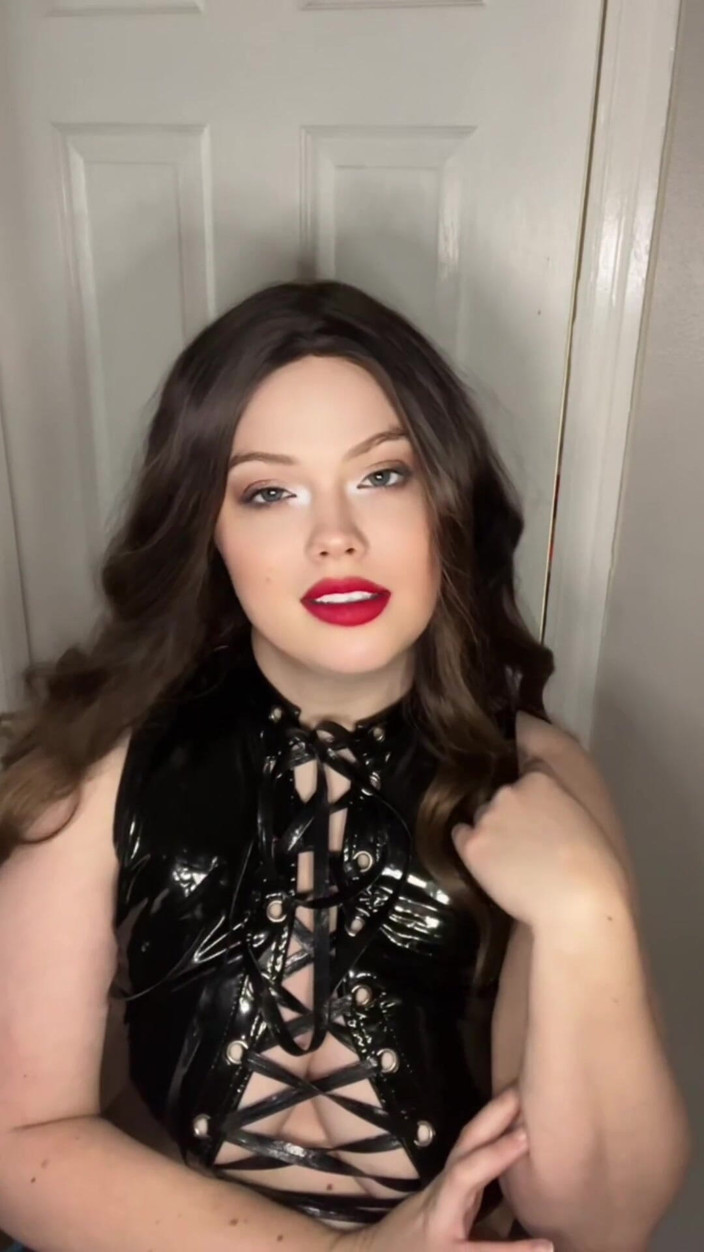 Youdreamgirl123: MILF zahýbá svému šukačce kamarádovi s motorkářským gangem Role Play