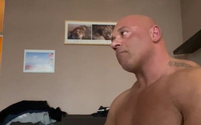 Mr. Guru: Mrguru. Wichsen, wichsen, papi-bodybuilder