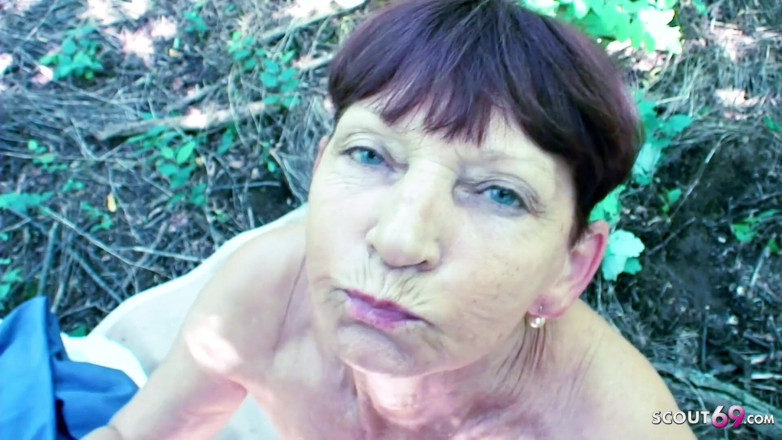 Full porn collection: Bunicuța slabă iese la plimbare cu nepotul ei vitreg și se...