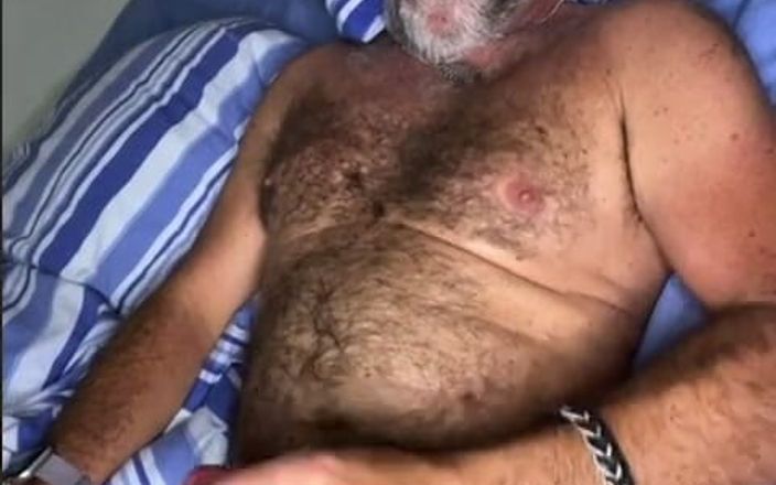 Daddybearvlc: Сегодня вечером дрочит дома