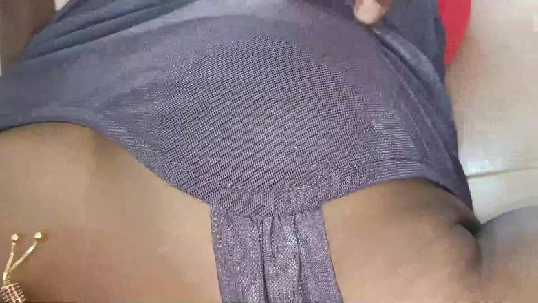 Luxmi Wife: Vysokoškolačka masturbuje doma -1
