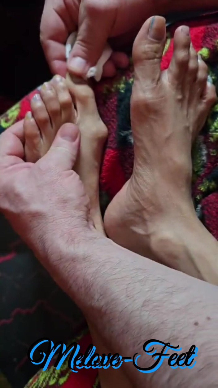 Naelor: Melove ki saphaee seksi chhote chhote pair