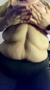 Bbwbootyful rubbing squeezing my saggy boobs