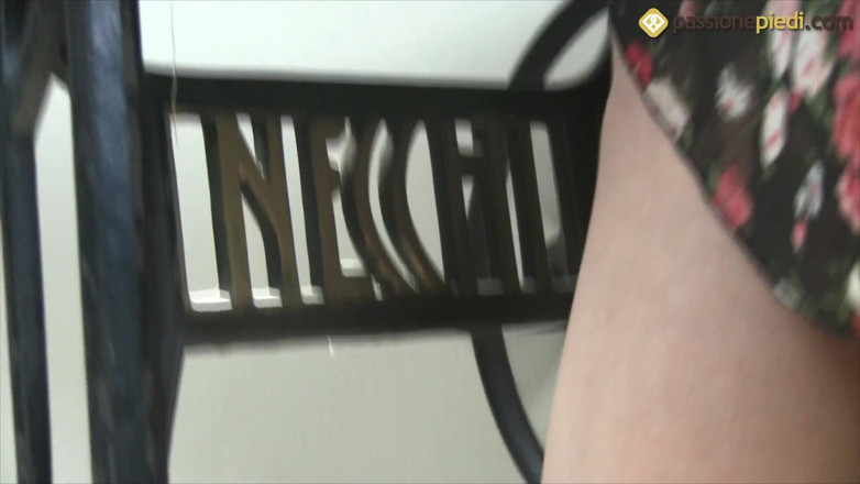 Foot Fetish HD: Bianca, remaja cantik mengusik dengan kaki seksinya