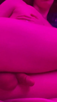 Rödhårig femboy Ashen leker med dildo