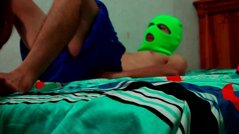 Martin13: Memuaskan fetish pacarku! Kami pakai masker dan ngentot di ranjang...