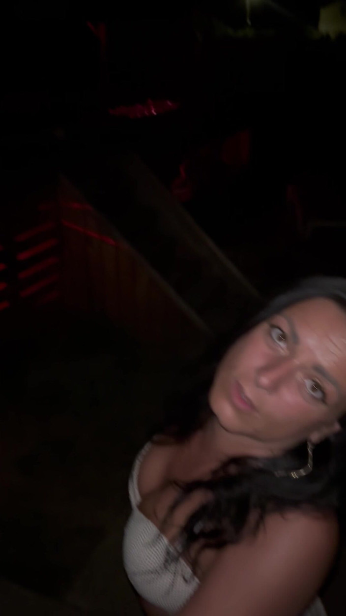 MilfyCalla: Bikini brillante junto a la piscina provoca - tetas hinchables y...