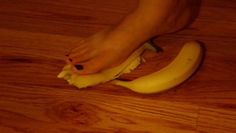 Sexy Amateurz: Crushing food with feet