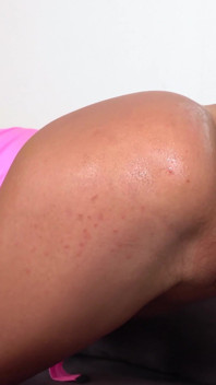 Monika Fox, pute anale, utilise un énorme gode et se fait fister