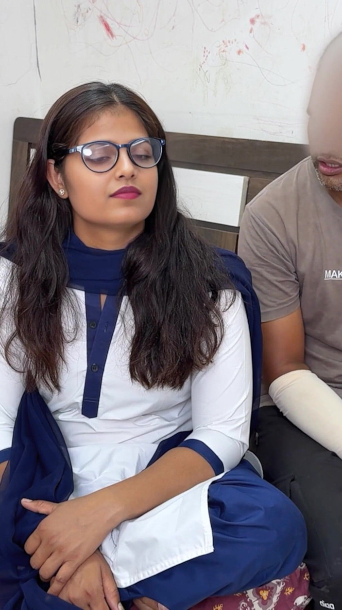 Sexy Komal: komal klases ke sidhe pahoch gayi tichar ke ghar par...