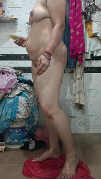 Priya bhabi güzel arka taraf büyük göt banyo yapıyor