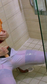 Rápido, suelto y mojado - sorpresa de cinturón pervertido en pantalones blancos ajustados