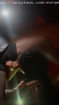 La magra minnie sulla sedia è bagnata