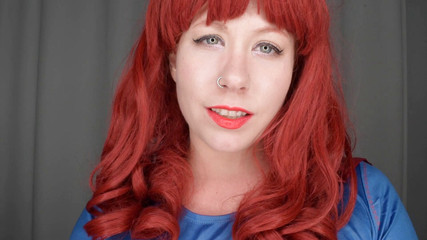 Deanna deadly: Zlá supergirl potřebuje tvou červenou rtěnku škádlit a JOI