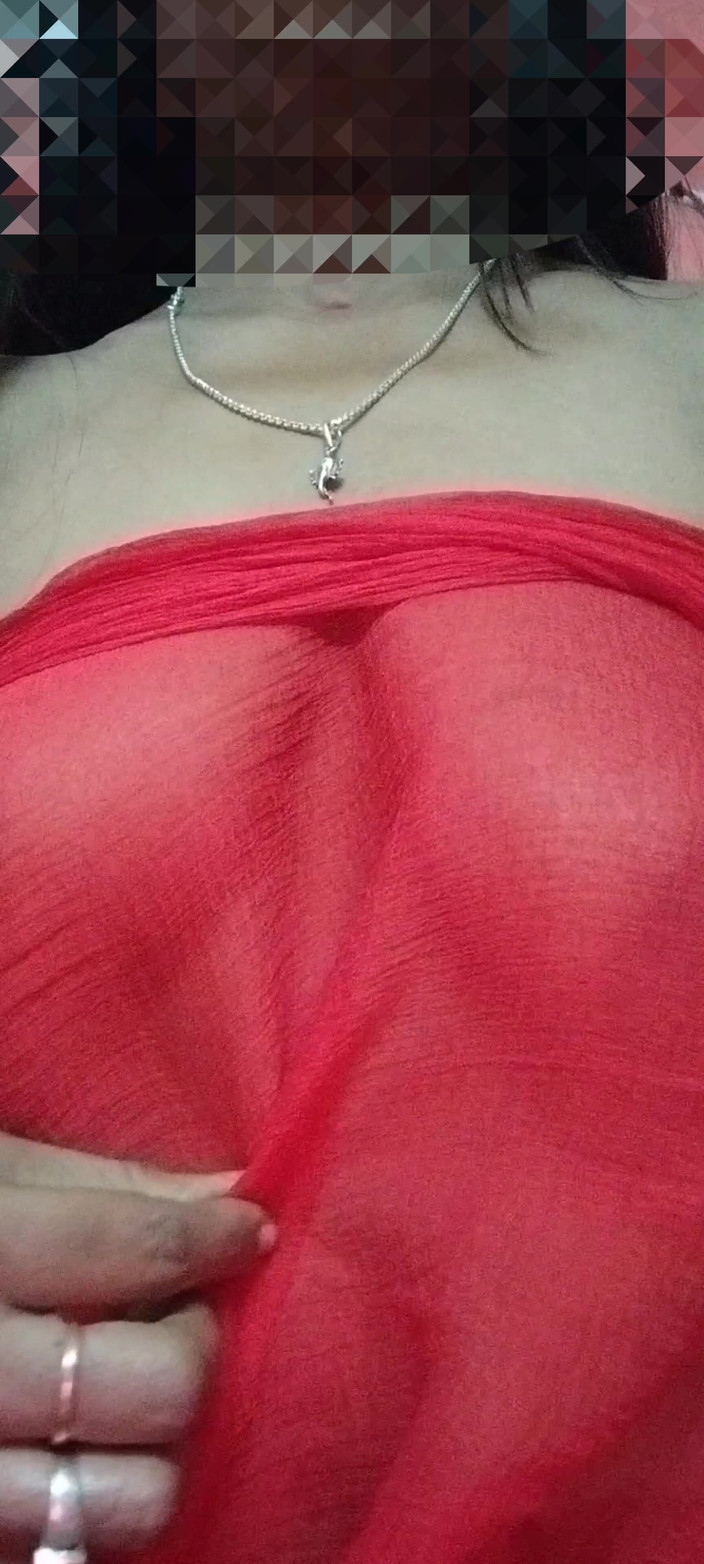 Bengalibeauty96: India esposa Priyanka mostrando grandes tetas para sus fanáticos