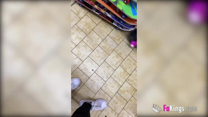 FAKings: Mladá, ale ne plachá teenagerka si užívá dávku ukazování v...