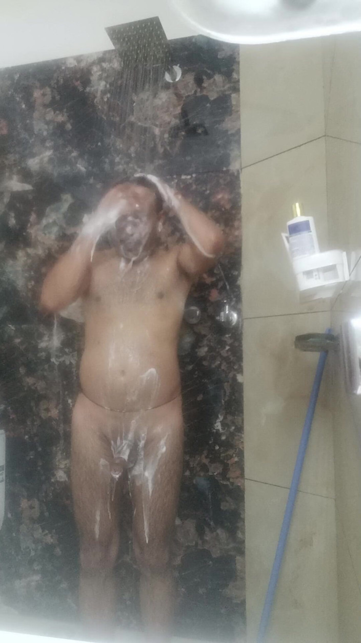 Rajasthani-old-lover: Uomo indiano desi gode la doccia e lo spettacolo di...