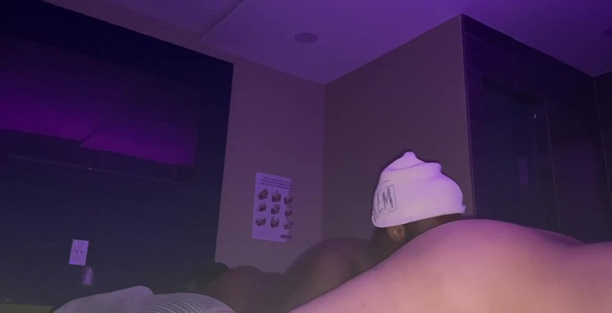 Candy Licker: Comendo uma bunda de fã gordinha