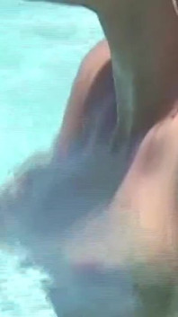 Lins lesbian umed la piscină Frenezie - Limbi adânc în fante care picură