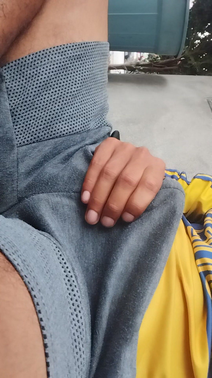 AlexAlejandro13: Lelaki menjadi panas dan melancap di bawah pakaiannya