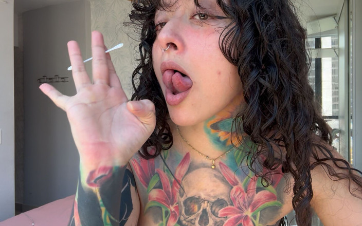 Pedazodchicle: Have You Seen a Pretty Girl Eating Her Own Boogers...
