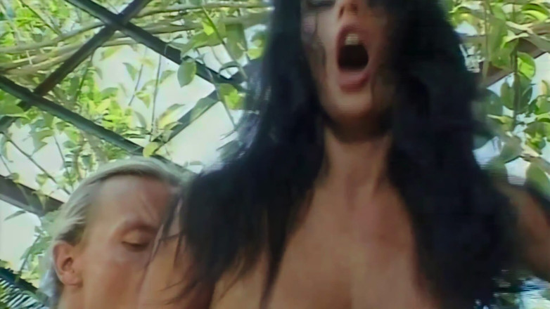 Inhonorof porn: Он лижет киску женщины-бармена, затем трахает ее в саду