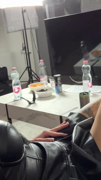 Femdom podcast laat deze teenzuiger mijn voeten verwennen