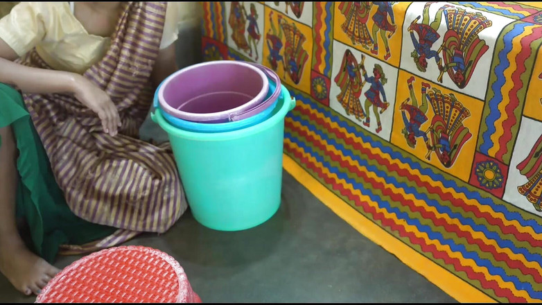 Sathi Bhabhi: デジ化粧品ディーラーの女の子の話