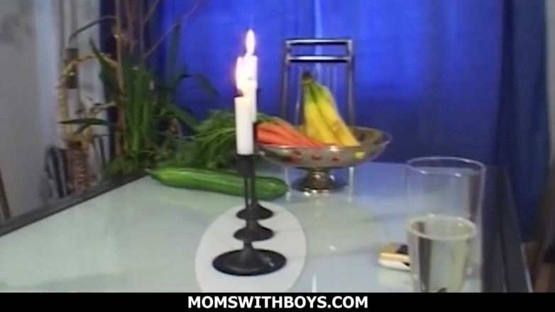 Moms With Boys: Mamuśka blondynka na kolacji jebanie randkę