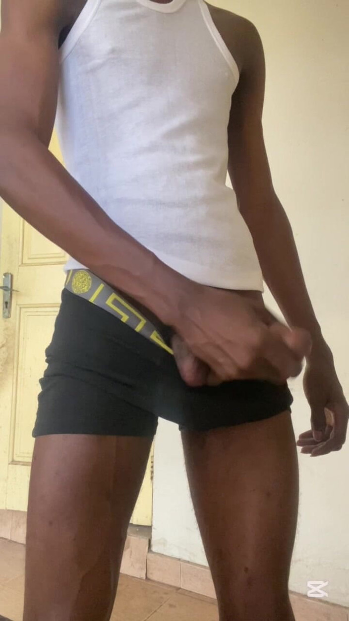 Slimniqqa: Studentul se masturbează și împușcă sperma