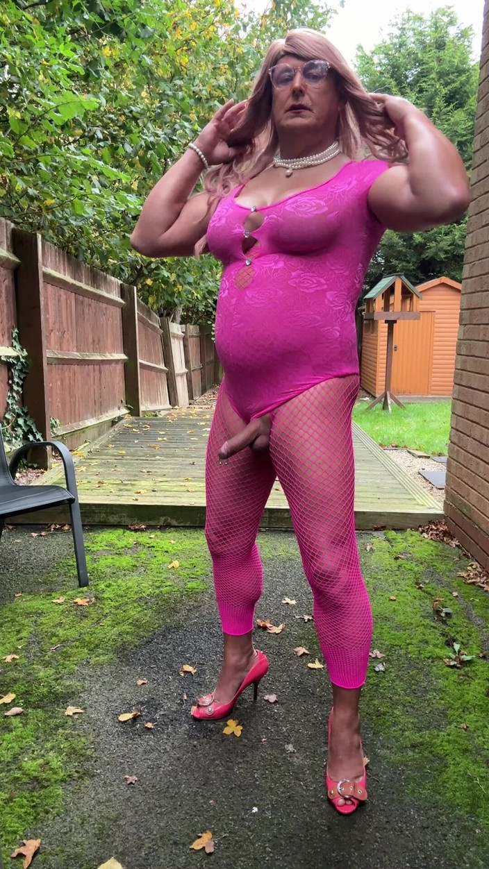 Kellycd2022: Crossdresser Kellycd2022 v růžové kombinéze a síťovaných punčochách