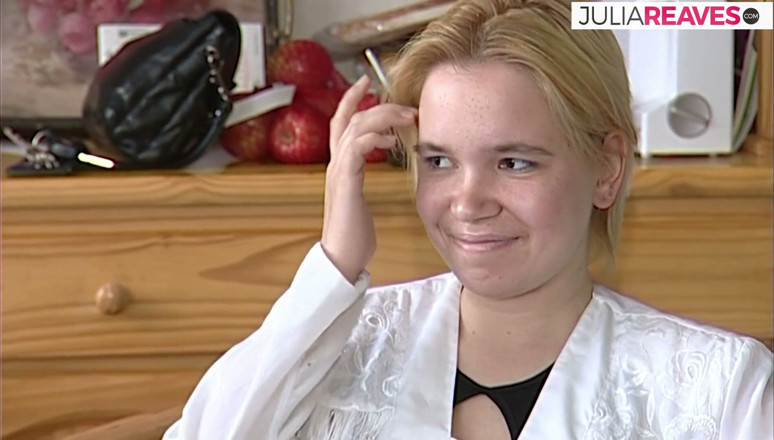Retro German Casting Tour: Blonda timidă se uită în jos în timp ce discută cu iubitul