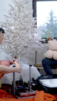 Fransız orta yaşlı seksi kadın Hedone ve Terry Kemaco sert oyun için sikiş makinesi ve silikon bebek dahil xmas hediyelerini çıkarıyor