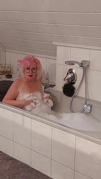 Matură Tgirl mângâind o pulă pulsantă în cadă bubbly Climax