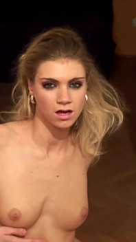 Die Geile Blondine - Erst Masturbieren Dann Der Dildo