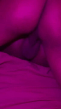 Sexy drobná africká ebenová teenagerka je tvrdě ošukána a vystříkaná do těsné šťavnaté kundičky