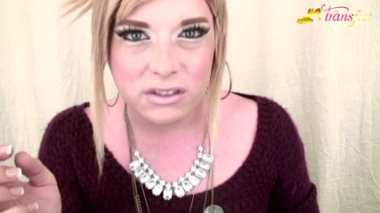 Trans and Cross-Dressers Feet: 금발 섹시녀 Mallory와 그녀의 아름다운 분홍색 손톱