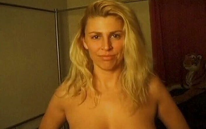 Flash Model Amateurs: Une blonde aux gros seins naturels se fait peloter