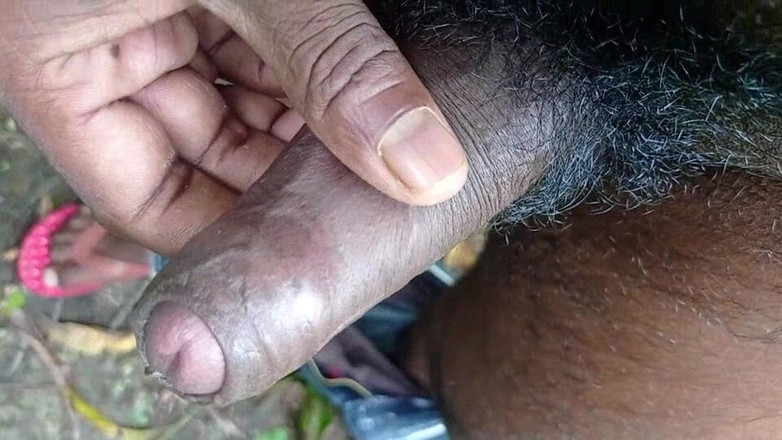 Newsex25: Masturbasi lembut di hutan