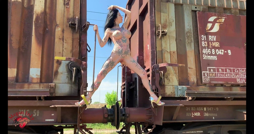 Megan Inky: Гола на відкритому повітрі в старому поїзді