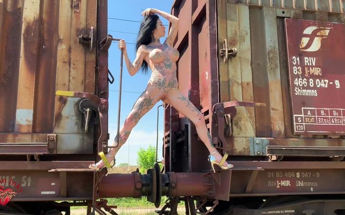 Megan Inky: Гола на відкритому повітрі в старому поїзді