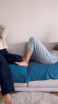 Deux femmes luttent avec les pieds
