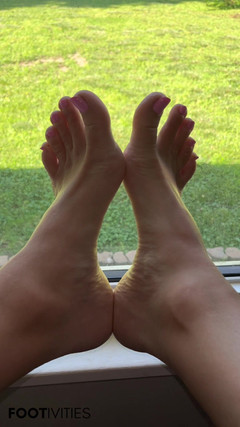 footivities: Ivys Feet di Tingkap